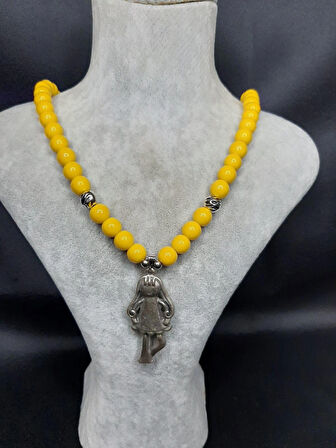 MRYart Sarı Cam Boncuk Kolye – Kız Figürlü Kolye Ucu, El Yapımı Tasarım