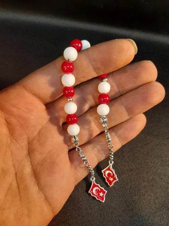 MRYart Kırmızı Beyaz Cam Boncuklar ile Tasarlanmış Taraftar Zaza Tesbih