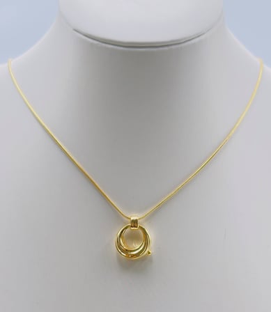 Éternité Gold Çelik Kolye – Minimal Sonsuz Halka Tasarım