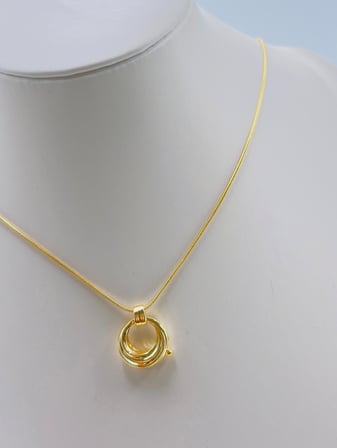 Éternité Gold Çelik Kolye – Minimal Sonsuz Halka Tasarım