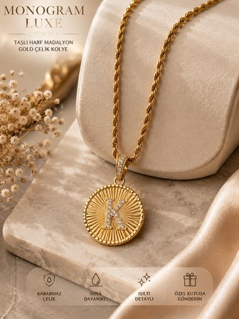 Monogram Luxe Gold Çelik Kadın Kolye – Zirkon Taş Detaylı K Harf Madalyon ve Burgu Zincir