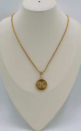 Monogram Luxe Gold Çelik Kadın Kolye – Zirkon Taş Detaylı K Harf Madalyon ve Burgu Zincir