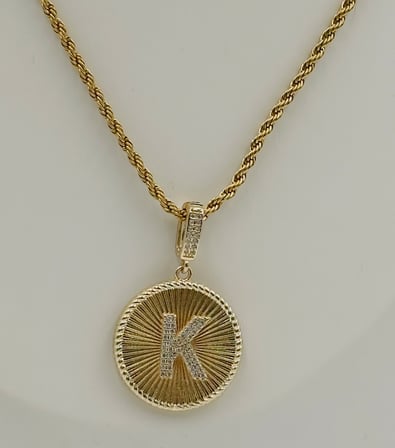 Monogram Luxe Gold Çelik Kadın Kolye – Zirkon Taş Detaylı K Harf Madalyon ve Burgu Zincir