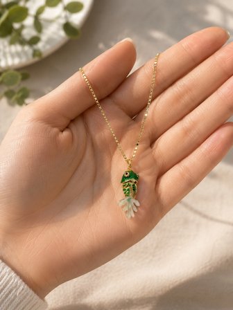 Emerald Koi – Yeşil Mineli Şans Balığı Paslanmaz Çelik Kadın Kolye