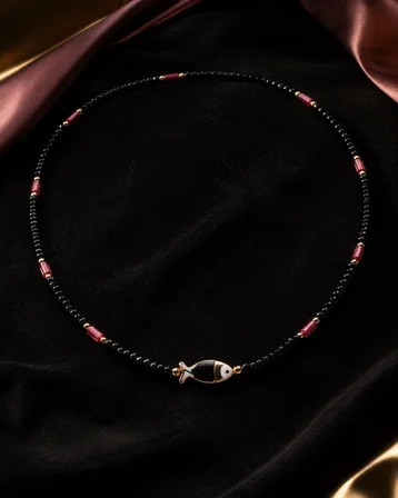 Mercan Balığı Siyah Boncuklu Pembe Detaylı Kolye