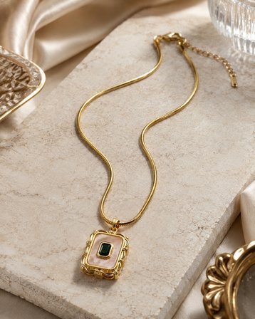 Emerald Sedef Yeşil Taşlı Gold Dikdörtgen Kolye – Yılan Zincir Sedef Görünümlü Kadın Kolye