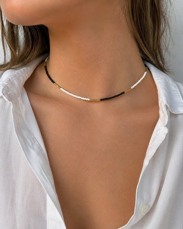 Mono Zarafet – Siyah Beyaz Boncuklu Altın Detaylı Kadın Choker Kolye, Minimal Günlük Kolye