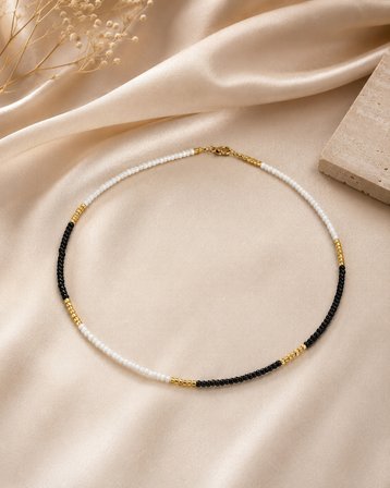 Mono Zarafet – Siyah Beyaz Boncuklu Altın Detaylı Kadın Choker Kolye, Minimal Günlük Kolye