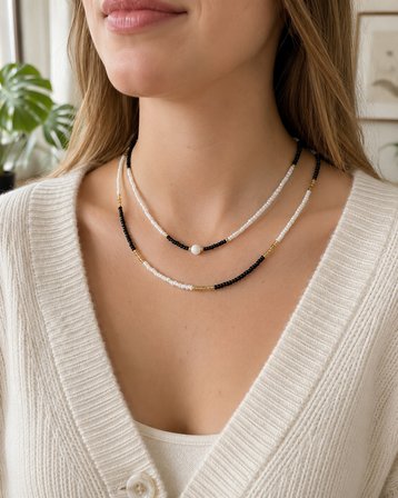 Noir Denge Siyah Beyaz Çift Sıra Boncuklu Kadın Kolye – Altın Renk Ara Detaylı Katmanlı Choker Kolye
