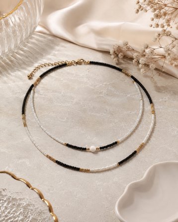 Noir Denge Siyah Beyaz Çift Sıra Boncuklu Kadın Kolye – Altın Renk Ara Detaylı Katmanlı Choker Kolye