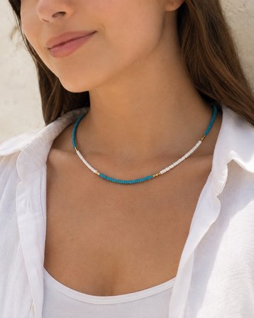 Aqua Zarafet – Turkuaz Beyaz Boncuklu Altın Detaylı Kadın Choker Kolye, Minimal Günlük Kolye