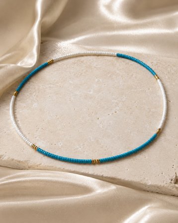 Aqua Zarafet – Turkuaz Beyaz Boncuklu Altın Detaylı Kadın Choker Kolye, Minimal Günlük Kolye
