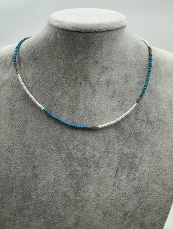 Aqua Zarafet – Turkuaz Beyaz Boncuklu Altın Detaylı Kadın Choker Kolye, Minimal Günlük Kolye