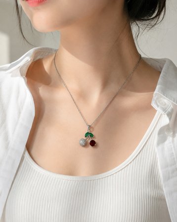 Cherry Işıltı Kiraz Figürlü Gümüş Renk Kadın Kolye – Kırmızı Taşlı Yeşil Yaprak Detaylı Işıltılı Kiraz Kolye 316L Paslanmaz Çelik