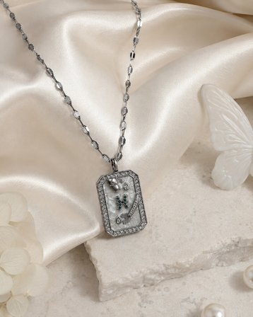 Pisces Zarafet Balık Burcu Kolyesi – Gümüş Renk Taşlı Dikdörtgen Zodyak Kolye, Balık ve Balık Kuyruğu Figürlü Kadın Kolye 316L Paslanmaz Çelik | Premium Kalite, Üstün Dayanıklılık