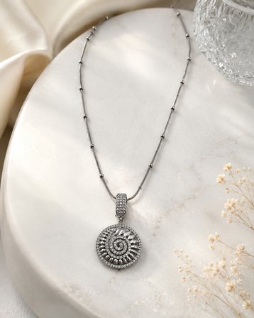 Spiral Işıltı Gümüş Renk Taşlı Yuvarlak Uçlu Kadın Kolye – Sarmal Desenli Zarif Şık Kolye 316L Paslanmaz Çelik | Premium Kalite, Üstün Dayanıklılık
