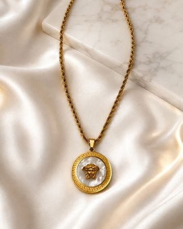 Imperial Zarafet Altın Renk Medusa Figürlü Sedef Detaylı Yuvarlak Madalyon Kadın Kolye – Burgu Zincirli Şık Kolye 40-45 CM