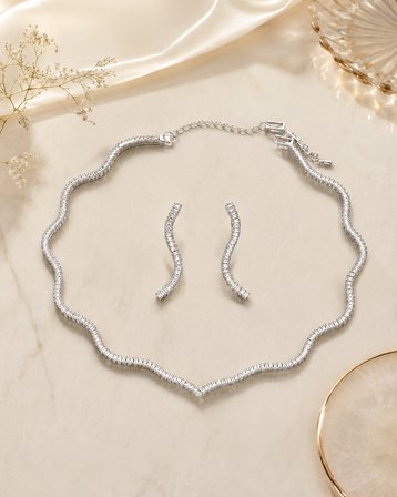 Luna Işıltı Kadın Abiye Takı Seti – Gümüş Renk Taşlı Dalga Model Kolye ve Küpe Seti