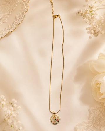 Flora Bahar – Çiçek Motifli Oval Madalyon Gold Renk Kadın Kolye 40-45 cm-316L Paslanmaz Çelik