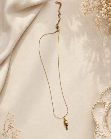 Maris Balık – Kadın Gold Renk Balık Figürlü Minimal Kolye 40–45 cm Ayarlanabilir Zincir-316L Paslanmaz Çelik