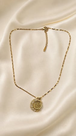Kadın Ay Yıldız Detaylı Taşlı Yuvarlak Plaka Kolye – Altın Renk 40–45 cm