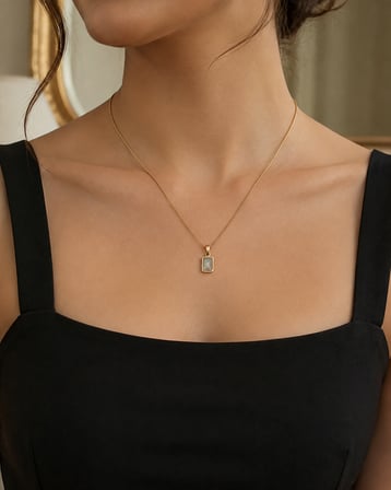 Kadın Altın Renk Dikdörtgen Baget Taşlı Minimal Kolye 40–45 cm