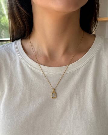 Kadın Altın Renk Dikdörtgen Baget Taşlı Minimal Kolye 40–45 cm