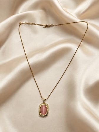 Altın Renk Yılan Zincirli Pembe Oval Taşlı Burgulu Dikdörtgen Uçlu Kadın Kolye 40–45 cm 316L Paslanmaz Çelik
