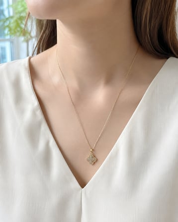  Gold Renk Tam Taş Kaplama Minimal Yonca Uçlu Kadın Kolye 40–45 cm 316L Paslanmaz Çelik