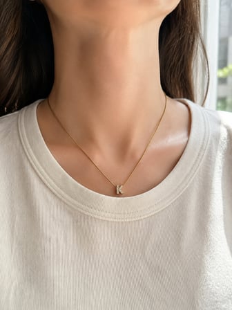 Taşlı K Harf Uçlu Yılan Zincir Kolye 40–45 cm – Altın Renk Paslanmaz Çelik Kolye