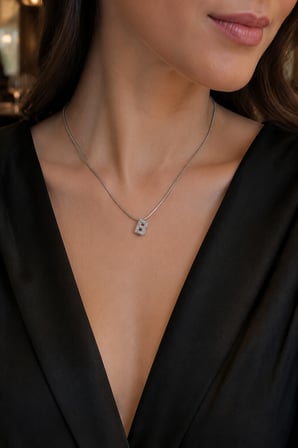 Taşlı B Harfi Uçlu Kolye 40–45 cm – Gümüş Renk Minimal Harf Kolye Paslanmaz Çelik Kolye