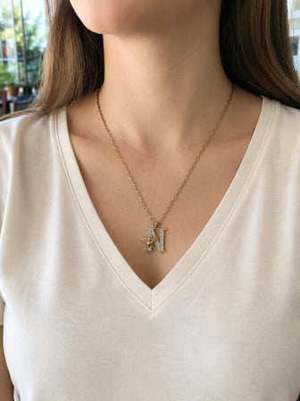 N Harfli Arı Figürlü Taşlı Ataç Zincir Kadın Kolye 40-45 cm Gold Renk Paslanmaz Çelik Kolye