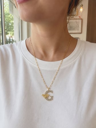 Kadın Taşlı G Harfli Arı Figürlü Gold Çelik Ataş Zincir Kolye 40–45 cm Paslanmaz Çelik Kolye