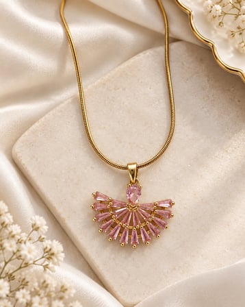 Pink Fan Zarif Yelpaze Kolye – Pembe Taşlı Gold 316L Çelik Kadın Kolye 40+5 cm