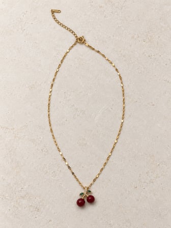 Dora's Shine Cherry Chic Paslanmaz Çelik Altın Renk Yeşil Yaprak Detaylı Kırmızı Kiraz Figürlü Kadın Kolye