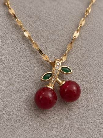 Dora's Shine Cherry Chic Paslanmaz Çelik Altın Renk Yeşil Yaprak Detaylı Kırmızı Kiraz Figürlü Kadın Kolye