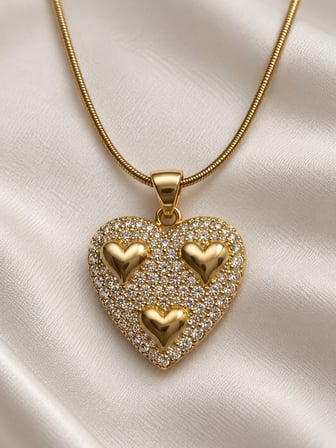 Dora's Shine Trio Love Altın Renk Paslanmaz Çelik Üç Kalp Detaylı Işıltılı Taşlı Kadın Kolye
