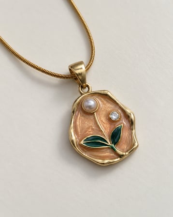 Dora's Shine Flora Paslanmaz Çelik Altın Renk Yeşil Yaprak Motifli, İnci Görünümlü Detaylı Kadın Kolye