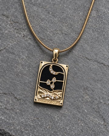 Dora's Shine Mystic Tarot Kupa Şövalyesi Altın Renk Siyah Zeminli Hilal ve Taş Detaylı Kadın Kolye