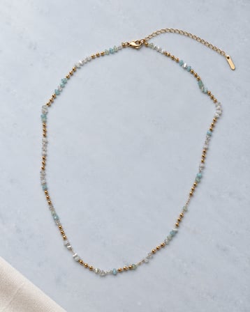 Dora's Shine Aqua Aura Mavi Beyaz Kırık Taşlı Altın Renk Boncuk Detaylı Minimal Kadın Kolyesi