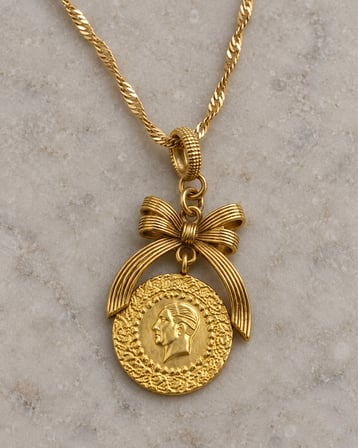Dora's Shine Vintage Fiyonk Madalyon Kolye – Gold Portre Detaylı Zarif Kadın Kolyesi