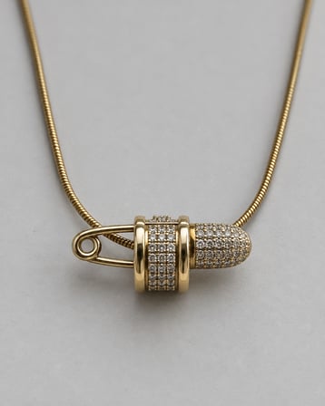 Dora's Shine LUCKY CHARM – Işıltılı Çengelli İğne Tasarım Gold Kolye | Zirkon Taş Görünümlü Minimal Şans ve Stil Kolyesi