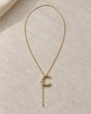 Dora's Shine | Golden Icon C – Işıltılı Taş Detaylı Gold Paslanmaz Çelik Harf Kolye | Modern Minimalist Lüks Tasarım Kadın Kolye