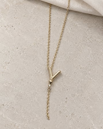 Dora's Shine VÉRA LUX – Paslanmaz Çelik Gold V Harf Kolye | Minimalist İtalyan Zarafeti, Işıltılı Taş Detaylı Tasarım Kadın Kolye