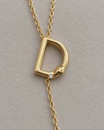 Dora's Shine D'Luxe Icon – Gold Işıltılı Paslanmaz Çelik Minimalist D Harf Kolye | Zirkon Taş Detaylı Sallantılı Zincir Tasarım
