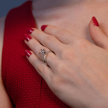  G Renk Toplam 0.52 Karat Pırlanta Kolu Taşlı Tektaş Yüzük