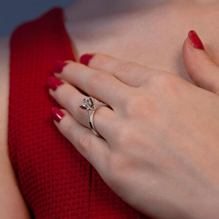  G Renk Toplam 0.72 Karat Pırlanta Kolu Taşlı Tektaş Yüzük