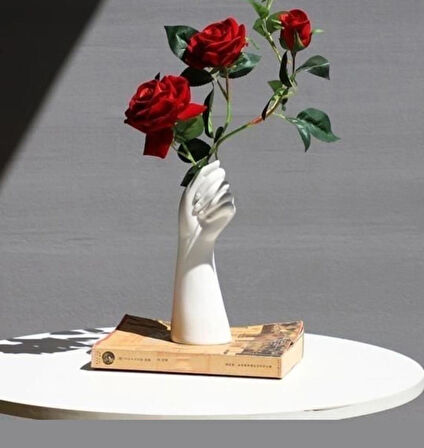 Dekoratif El Şeklinde Beton Vazo – 16 cm Yükseklik, 6 cm Derinlik