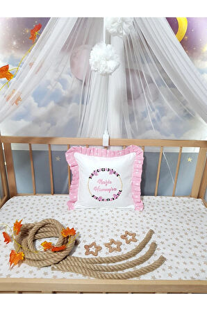 Bebek İsimli Nakışlı Kırlent 40x40 cm Takı Yastığı İçi Dolgulu Fırfırlı