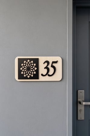 Lazer Kesim Kişiye Özel Geometrik Desenli Ahşap Daire Kapı Numarası - Akçaağaç